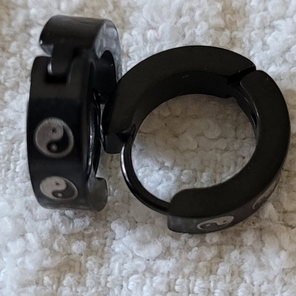 Stainless Steel Yin Yang Black Hinged Hoop. - Picture 6 of 6